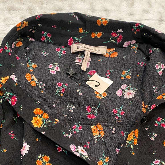 NWT💝BCBGENERATION Ruffle Shoulder Floral Print
Button-Up Top Size S - Picture 9 of 11
